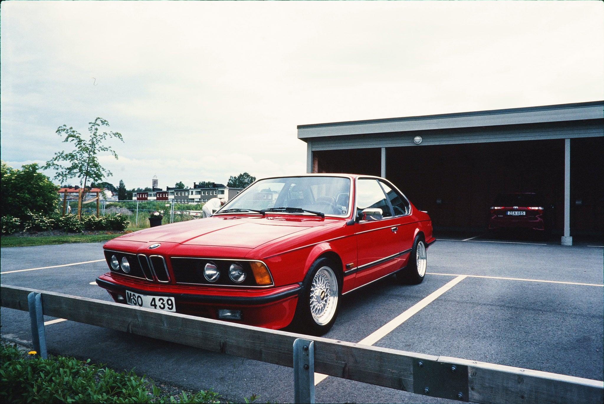 Olympe, Olympus OM10 cuir rouge appareil photo 35mm vintage avec objectif F/1.8 50mm